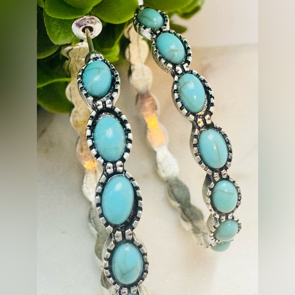 NWOT silver toned oval shaped Fashion Jewelry Earrings bohemian hinged closure - Picture 4 of 5